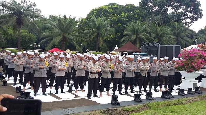 Aparat Keamanan Sholat Berjamaah di sela menjaga Massa Aksi Tolak Perppu Ormas di Komplek DPR. Foto Ucok AL Ayubbi/ NusantaraNews