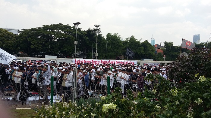 Massa Aksi Tolak Perppu Ormas Sholat Berjamaah di Komplek DPR. Foto Ucok Al Ayubbi/ NusantaraNews