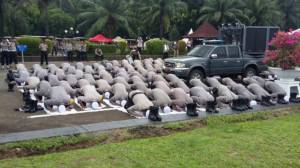 Aparat Keamanan Sholat Berjamaah di sela menjaga Massa Aksi Tolak Perppu Ormas di Komplek DPR. Foto Ucok AL Ayubbi/ NusantaraNews