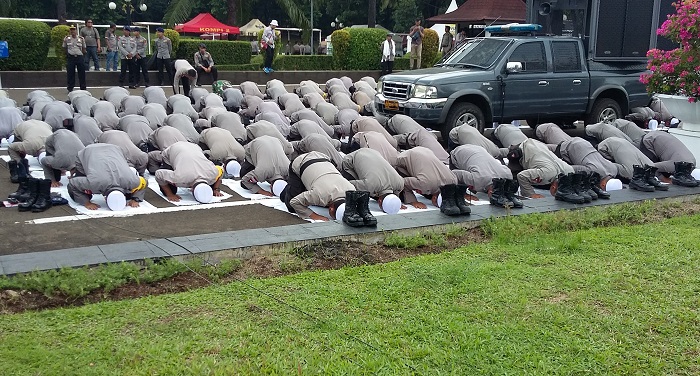 Aparat Keamanan Sholat Berjamaah di sela menjaga Massa Aksi Tolak Perppu Ormas di Komplek DPR. Foto Ucok AL Ayubbi/ NusantaraNews