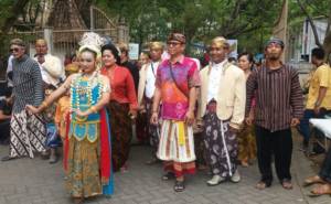 Warga Kelurahan Pojok Kecamatan Mojoroto Kota Kediri gelar kirab budaya guna lestarikan identitas bangsa. Foto Candra Yuniarti/ NusantaraNews