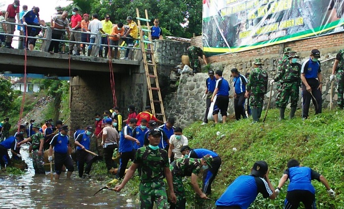 Peringati HUT Kesad Ke 72 Rumah Sakit Tingkat III Jember Yang dikenal dengan Rumah Sakit DKT Jember melaksanakan karya bakti TNI. Foto Sis24/ NusantaraNews