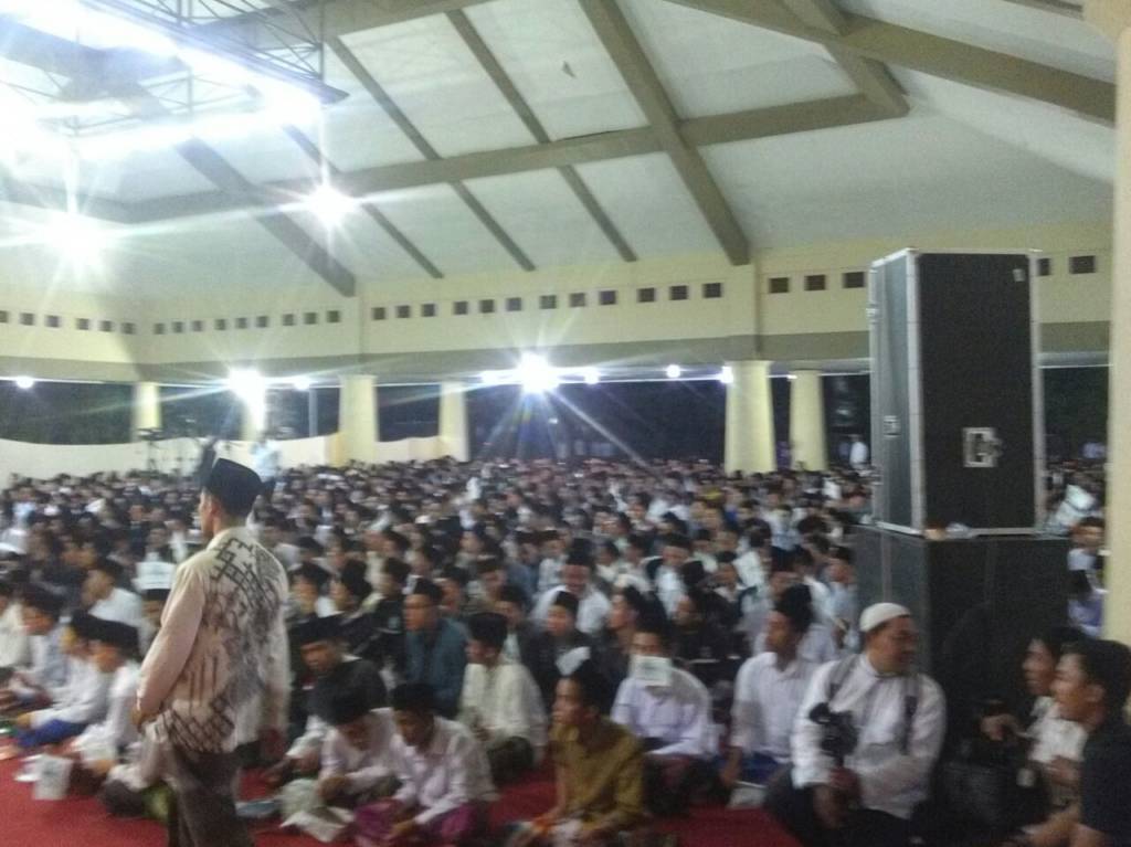 Hari Santri Nasional PBNU menggelar secara serentak dan kolosal yakni pembacaan 1 miliar shalawat Nariyah dan di Kota Kediri dipusatkan di aula Muktamar Ponpes Lirboyo Kediri kemarin malam, Minggu (22/10/2017). (Foto: Dok. penrem/NusantaraNews)