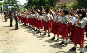 Saat para Babinsa ajari siswa permainan outbond (game Wasbang) seperti hop holahop. Foto Penrem 082/ NusantaraNews