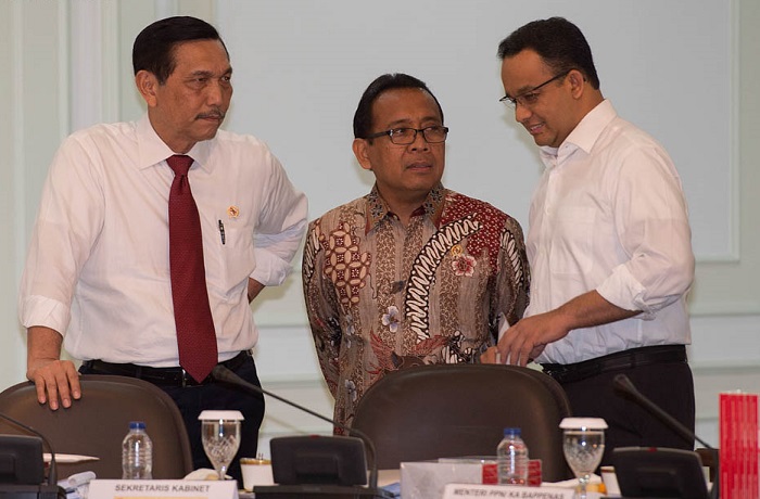 Pratikno (tengah), Anies Baswedan (kanan) dan Luhut Panjaitan (kiri). (Foto Dok. Mensesneg)