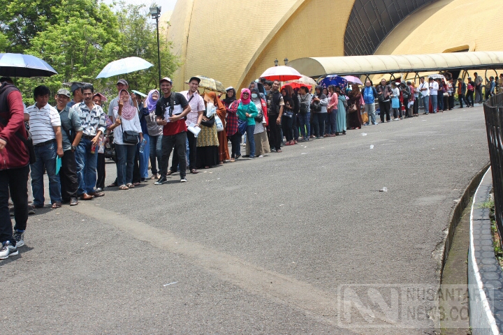 Antrean pembuatan e-KTP di TMII (Foto: Richard Andika/NusantaraNews)