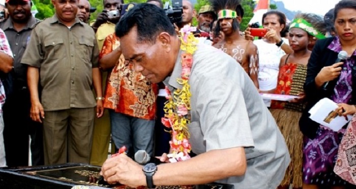 Bupati Kaimana Matias Mairuma saat menandatangani prasasti peresmian dermaga rakyat Lobo di Kaimana. Foto: Dok. Cahayapapua/Isabela Wisang