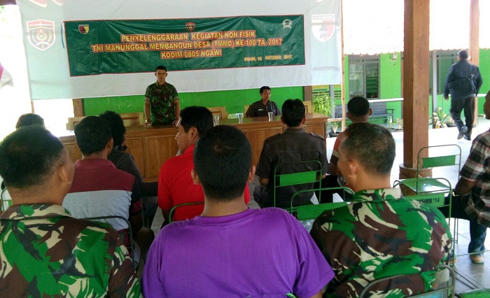 Masyarakat petani di Desa Karanganyar dan Mengger Ngawi diberi pelatihan membuat ramuan organik Tanah (Rotan) dan Ramuan Organik Hama (Roma) serta Ramuan Organik Ternak (Roter). Foto Wahyu/ NusantaraNews