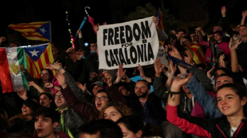 Orang-orang bereaksi saat mereka berkumpul di Plaza Catalunya setelah pemungutan suara berakhir untuk referendum kemerdekaan yang dilarang, di Barcelona, Spanyol pada 1 Oktober 2017. (Foto: Reuters/Susana Vera)