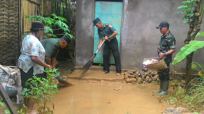 Anggota Koramil 0818/16 Sumawe bersama warga membersihkan rumah warga yang terkena lumpur banjir Rob. Foto Pendam V Brawijaya/ NusantaraNews