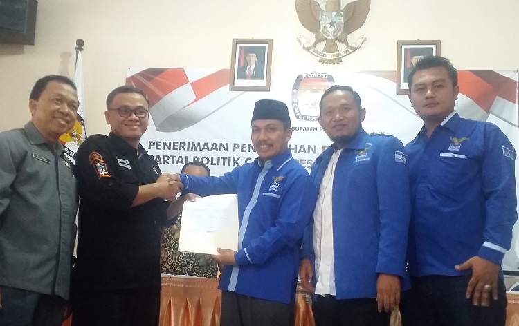 Demokrat Ponorogo daftar ke KPU (Foto: Nurcholis/Nusantaranews)