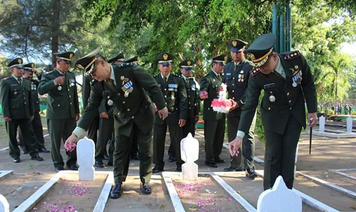 Keluarga Besar Kodim 0802 Ponorogo Ziarah Taman Makam Pahlawan. Foto Muh Nurcholis/ NusantaraNews