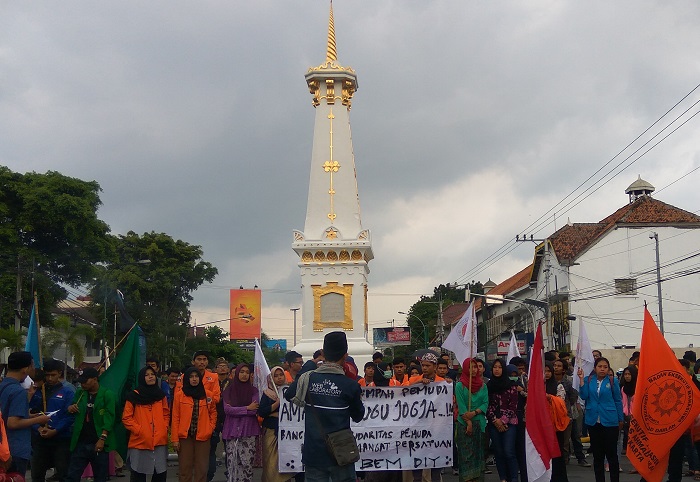 Forum BEM DIY Gelar Aksi Simpatik di Tugu Yogyakarta (Foto: Fatah/Nusantaranews)