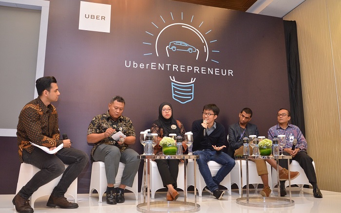 dari kiri-kanan) Rory Asyari, selaku moderator, Budi Mustopo, Asisten Deputi Bidang Pengembangan Kewirausahaan, Kementerian Koperasi, Usaha Kecil dan Menengah (UKM), Diah Yusuf, Direktur Women Empowerment - International Council of Small Business, Ryan Gondokusumo, CEO Sribulancer dan Sribu, Achmad Alkatiri, CMO Lazada Indonesia, Agus Sunaryo, Vice President Divisi Bisnis Program Pangan dan Kemitraan, PT. Bank Rakyat Indonesia (Persero) Tbk, sedang berdiskusi tentang inisiatif program UberENTREPRENEUR dan lanskap UMKM di Indonesia. Foto: Dok. UberEntrepreneur