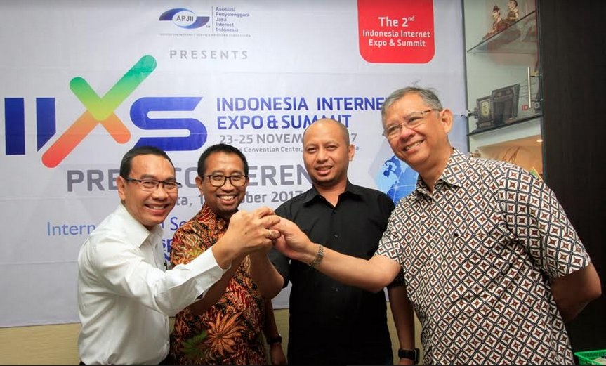 (Dari kiri) Vice Chairman Hotel Informatiin Technology Association (HITA) Lingga Darmawan, Chairman HITA Albertus GP, Ketua Umum Asosiasi Penyelenggara Jasa Internet Indonesia (APJII) Jamalul Izza dan Chairman Jakarta Hotels Association Alexander Nayoan berbincang disela memberikan keterangan terkait penyelenggaraan Indonesia Internet Expo & Summit di Jakarta, Rabu (11/10/2017). Pameran dengan tema "Internet Based Service in Hospitality Market" ini akan digelar pada tanggal 23-25 November 2017 di Jakarta Convetion Center. (Foto: Istimewa)