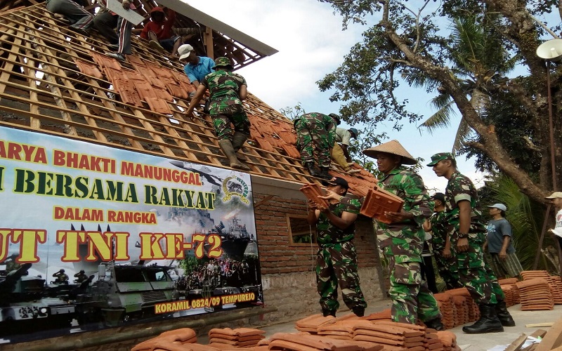 Dalam rangka HUT TNI ke-72 Tahun 2017 Koramil 0824/09 Tempurejo melaksanakan Karya Bakti TNI dengan membantu pembangunan Masjid Baitussalam Desa Wonoasri Kec Tempurejo Jember. (Foto: Sis/Istimewa)