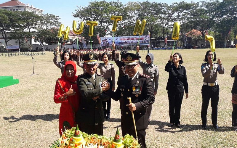 Kapolres Ponorogo bikin kejutan kepada Kodim 0802/Ponorogo saat upacara peringatan HUT TNI ke-72. (Foto: Muh Nurcholis/Istimewa)