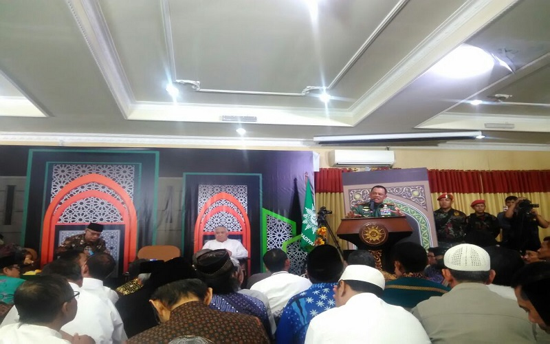 Panglima TNI Gatot Nurmantyo mengingatkan bahwa bangsa Indonesia akan ancaman yang datang dari luar untuk mengadu domba Indonesia, saat menjadi pembicara dalam pengajian di kantor Muhammadiyah, Jl Menteng, Jakarta Pusat, Jumat (6/10/2017). (Foto: Ucok Al Ayubbi/NusantaraNews)