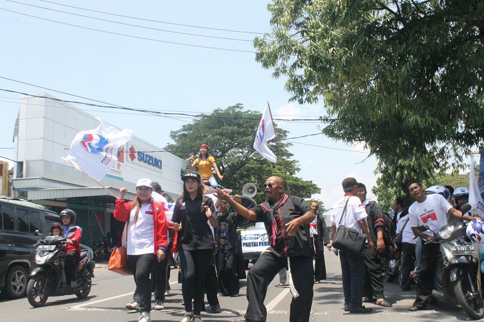 Siap Tarung, Perindo Diarak Seni Gajah Menuju KPU. Foto Nurcholis/ NusantaraNews