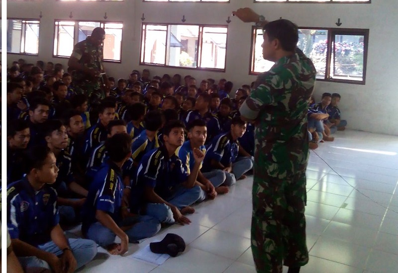 Pelda Wirantono, Bintara Tinggi Tata Usaha dan Urusan Dalam (Bati Tuud) Koramil 0824 Patrang memimpim pemberian materi wawasan kebangsaan (wasbang) di SMK Berdikari Patrang Jember. (Foto: Istimewa)