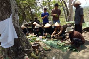 Prosese Ritual Adat Kenduri oleh Warga yang tinggal di Lereng Gunung Tengoro, Ponorogo. Foto Muh Nurcholis/ NusantaraNews