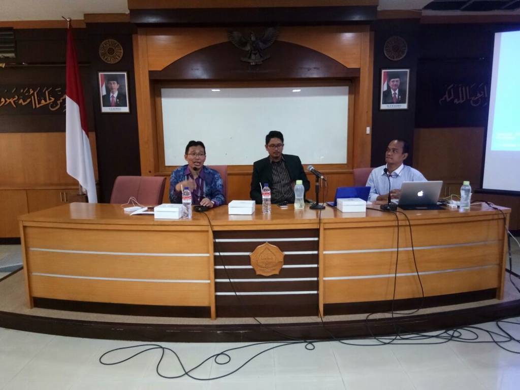 Wakil Rektor III Bidang Kemahasiswaan UIN Sunan Kalijaga Dr. H. Waryono. M.Ag., (kiri) bersama pemateri Menulis Opini M. Syarif Hidayatullah (tengah) dan pemateri Menulis Populer Raja Napitupulu (kanan), menyampaikan sambutan dalam acara Pelatihan Menulis Populer dan Opini bertema "Menulis itu Mudah", di Kampus UIN Sunan Kalijaga, Yogyakarta, Jumat (13/10/2017). Wakil Rektor III UIN Sunan Kalijaga mengapresiasi dan mendukung kegiatan menulis populer yang berbasis data ilmiah kepada masyarakat luas, sebagai upaya meminimalisasi penyebaran gerakan radikalisme dan hoax di kalangan akademisi Indonesia. (Foto: Istimewa)