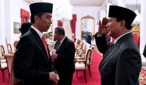 Prabowo Subianto saat bertemu Presiden Jokowi di hari pelantikan Anies Rasyid Baswedan dan Sandiaga Salahuddin Uno sebagai Gubernur dan Wakil Gubernur DKI Jakarta di Istana Negara, Senin sore (16/10/2017). Foto: Humas Kemensetneg