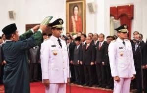 Presiden Joko Widodo melantik Anies Rasyid Baswedan dan Sandiaga Salahuddin Uno sebagai Gubernur dan Wakil Gubernur DKI Jakarta di Istana Negara, Senin sore (16/10/2017). Foto: Humas Kemensetneg