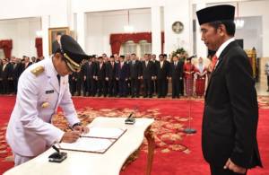 Presiden Joko Widodo melantik Anies Rasyid Baswedan dan Sandiaga Salahuddin Uno sebagai Gubernur dan Wakil Gubernur DKI Jakarta di Istana Negara, Senin sore (16/10/2017). Foto: Humas Kemensetneg