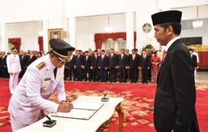 Presiden Joko Widodo melantik Anies Rasyid Baswedan dan Sandiaga Salahuddin Uno sebagai Gubernur dan Wakil Gubernur DKI Jakarta di Istana Negara, Senin sore (16/10/2017). Foto: Humas Kemensetneg