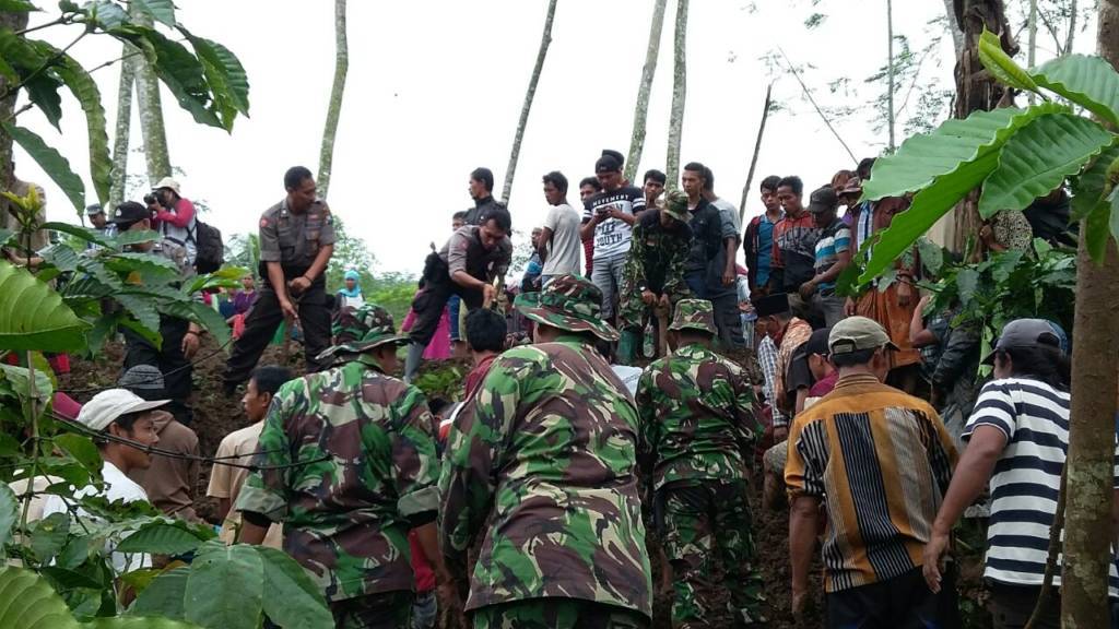 Kodim Jember, BPBD, relawan dan masyarakat masih terus mencari korban tanah longsor Desa Jambesari Kecamatan Sumberbaru. (Foto: Sis/Istimewa)