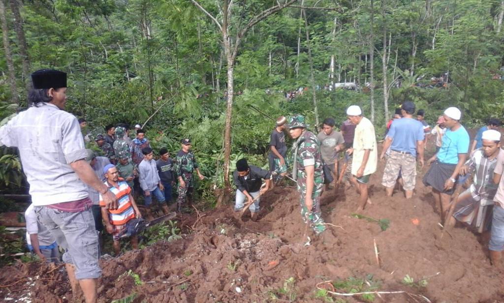 Korban bencana tanah longsor di Desa Jambesari, Sumberbaru, Jember atas nama Syaiful (35), Yanah (25) dan Faris (5) yang merupakan satu keluarga masih belum berhasil ditemukan. (Foto: Sis/Istimewa)