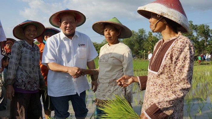 Ketua Umum Kadin Jatim, La Nyalla Mahmud Mattalitti bersama petani. Foto Tri Wahyudi/ NusantaraNews