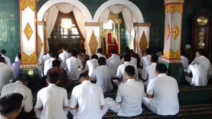 Mahasiswa AKPER Ponorogo Gelar Tahlilan di Makam Bathoro Katong Untuk Ketuk Hati Sang Bupati. Foto Muh Nurcholis/ NusantaraNews