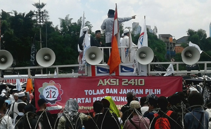 Massa Aksi Minta Perwakilan Massa aksi Masuk di sidang Paripurna. Foto Ucok Al Ayyubi/ NusantaraNews