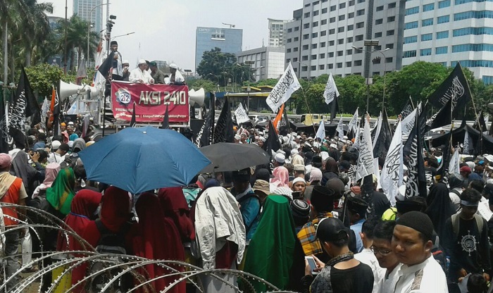 Massa Aksi Minta Perwakilan Massa aksi Masuk di sidang Paripurna. Foto Ucok Al Ayyubi/ NusantaraNews