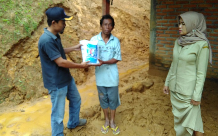 Bantuan Sembako Untuk Korban Tanah Longsor Dapilnya. Foto Muh Nurcholis/ NusantaraNews