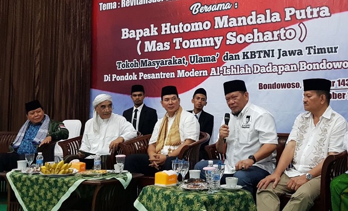 Tokoh nasional Hutomo Mandala Putra (Tommy Soeharto) tampil bersama dalam satu panggung di acara silaturahim dan dialog kebangsaan bertajuk "Revitalisasi Sumpah Pemuda Untuk Kedaulatan Bangsa" di Pondok Modern Al-Ishlah Dadapan-Bondowoso, minggu (29/10). Foto Tri Wahyudi/ NusantaraNews