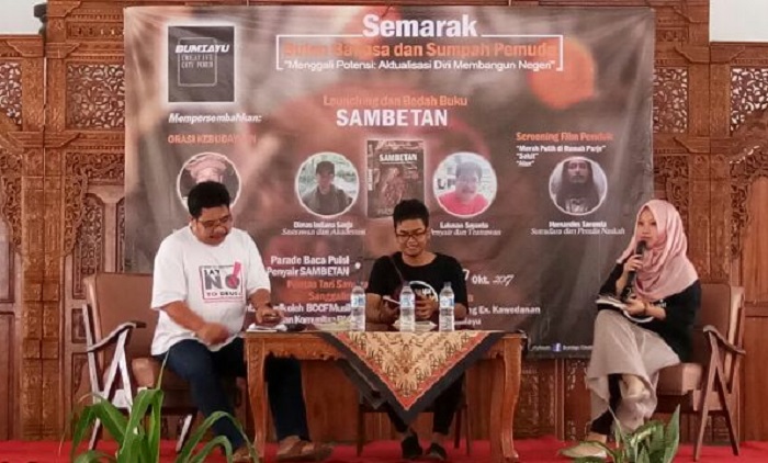 Founder BCCF Dimas Indiana Senja (tengah) dan Teaterawan cum Penyair Lukman Suyanto (kanan) Budah buku puisi bahasa Bumiayuan "Sambetan", dalam rangka menyemarakkan Bulan Bahasa dan Sumpah Pemuda oleh BCCF di gedung eks Kawedanan Bumiayu, Minggu (29/10). Foto: Dok. BCCF/ NusantaraNews