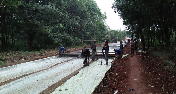 Sejumlah warga sedang menyelesaikan prpyek jalan di wilayah Cimahi PTPNhingga tembua campaka. Foto Fuljo/Kris