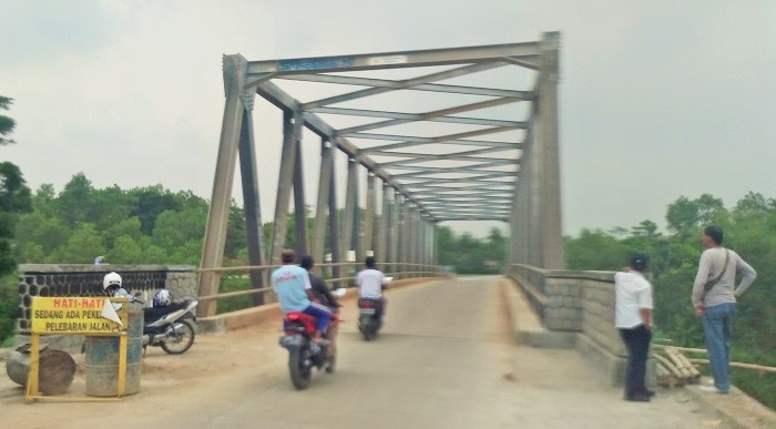 Masuaralat dengan memakai kendaraan roda dua di kabuapten Purwakarta dan Subang Jabar sudah mulai melewati proyek Jembatan Cihambulu. Foto Fuljo/Kris/NusantaraNews