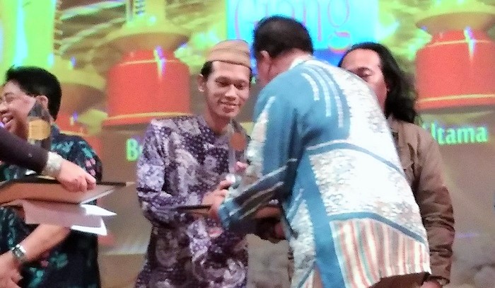 Penyair Raedu Basha terima hadiah pemenang terpilih atas "Hadrah Kiai" di Malam Anugerah Hari Puisi Indonesia 2017, Graha Bhakti Budaya Taman Ismail Marzuki Jakarta, Rabu malam (4/10/2017). Foto Selendang Sulaiman/ NusantaraNews