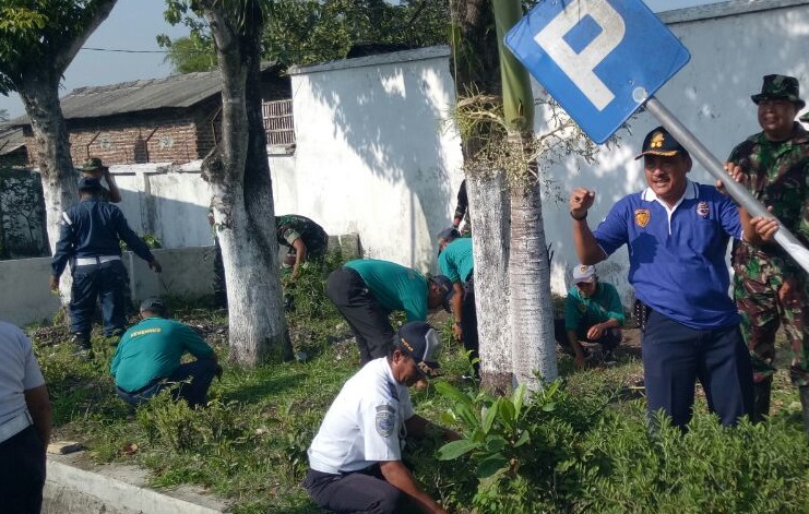 Karya bakti di Tawang Alun Jember (Foto Sis/Nusantaranews)