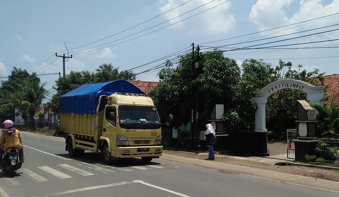 Kebutuhan Zebracroos di Jalan Campaka Einstred, Purwakarta (Foto: Fuljo/Nusantaranews)