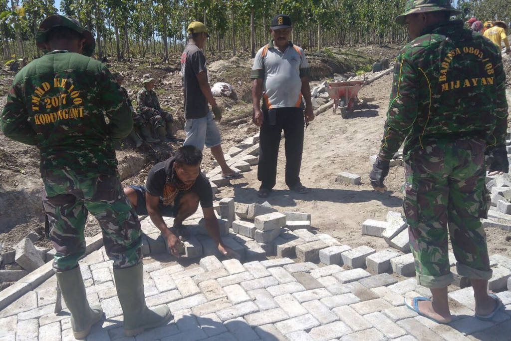 Satuan Penugasan (Satgas) Kodim Ngawi di Dusun Tremas, Karanganyar dan Desa Mengger, Kecamatan Karanganyar, Kabupaten Ngawi. Selasa (17/10). (Foto: Wahyu)