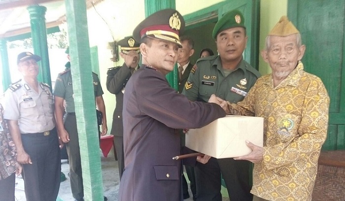 Penyerahan hasil rehab Rumah Tidak Layak Huni kepada Veteran Pejuang 45. Foto Timbul