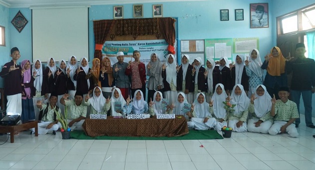 Foto Bersama usai Bedah Buku karyanya di di aula MA. MAHIDA oleh LPS Cendekia dan Penerbit Formaci, Kamis (5/10/2017). Foto: Dok Formaci