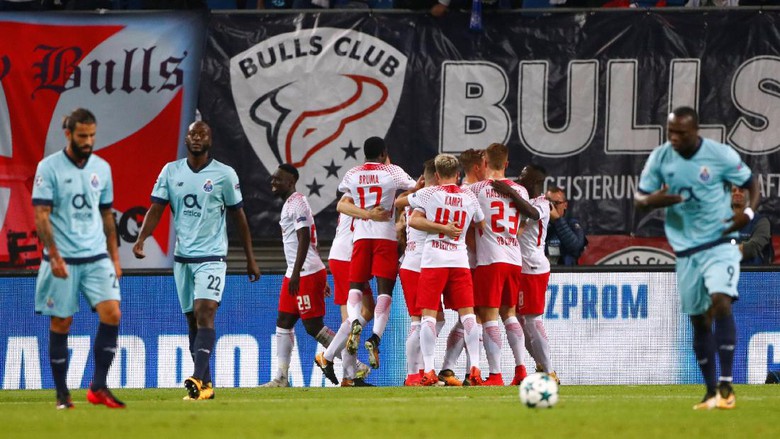 Para pemain RB Leipzig merayakan gol ke gawang Porto. (Foto: Reuters)