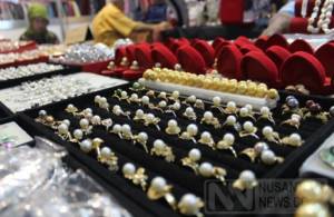 Beragam macam Aksesoris dari bahan Keindahan Mutiara Lombok yang Mendunia di pamamerkan di Nusantara Expo 2017, TMII. Foto Richard Andika/ NusantaraNews