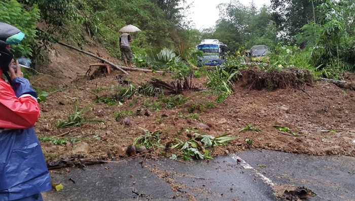 Longsoran tanah di di perempatan Mbaran RT. 04/04 Dsn. Mbarak Ds. Cokrokembang Kec. Ngadirejo Kab. Pacitan. Foto Dim01